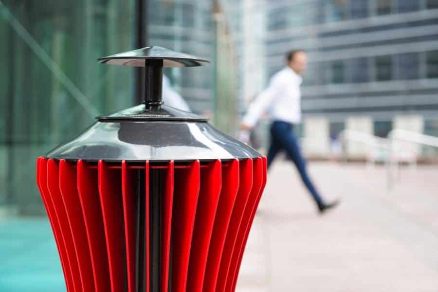 Cendrier d'extérieur rouge dans un quartier d'affaires