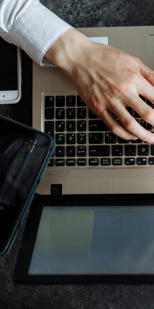 Une personne est en train de taper sur son ordinateur et l'autre sur sa tablette. On peut imaginer qu'ils remplissent le formulaire Trackdéchets.