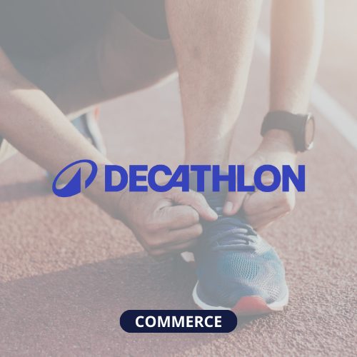 Image d'un homme qui fait ses lacets avce logo Decathlon au premier plan