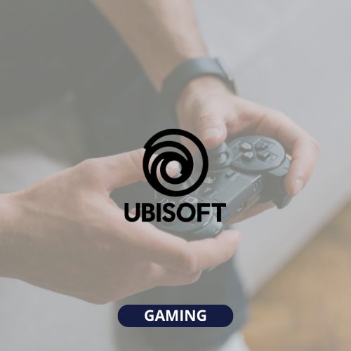 Image d'un homme qui tient sa manette avec logo Ubisoft au premier plan