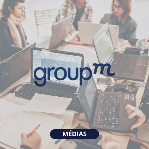 Image d'une équipe qui travaille sur les ordinateurs avec au premier plan le logo groupM
