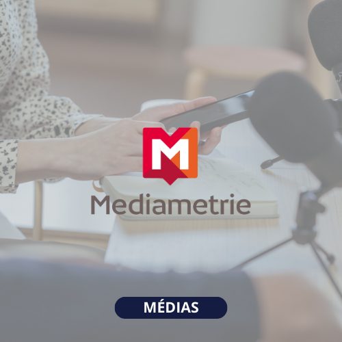 Image d'une femme sur son téléphone avec au premier plan le logo Mediametrie