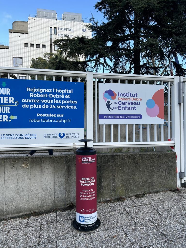 Photo d'un mobilier Cy-Clope devant un hôpital