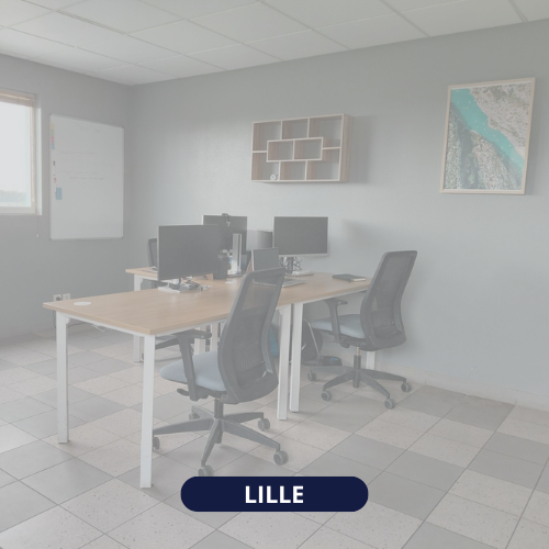 Image d'un bureau avec chaises et ordinateurs
