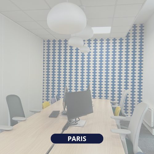Image d'un bureau avec chaises, tables et ordinateur