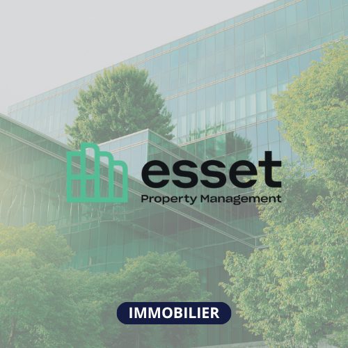 Image d'un immeuble avec de la verdure autour et au premier plan le logo de ESSET PM