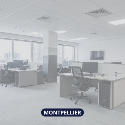 Image d'un open space avec des bureaux individuels