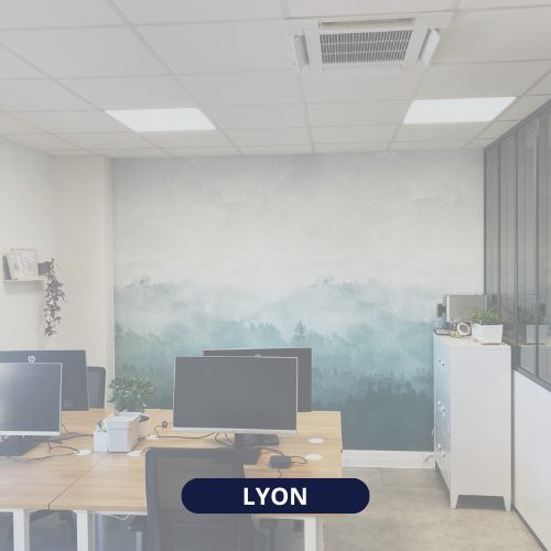 Image d'un open space avec plusieurs bureaux