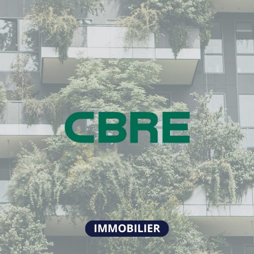 Image d'une immeuble avec des plantes et au premier plan le logo CBRE
