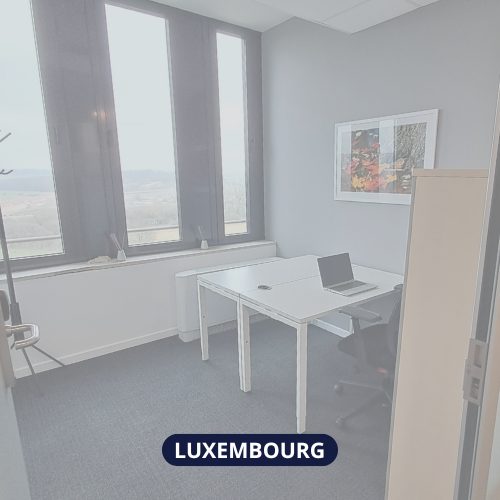Image d'un bureau avec de grandes fenêtres