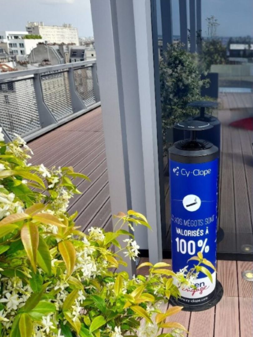 Photo d'un Cy-Clopeur bleu sur une terrasse