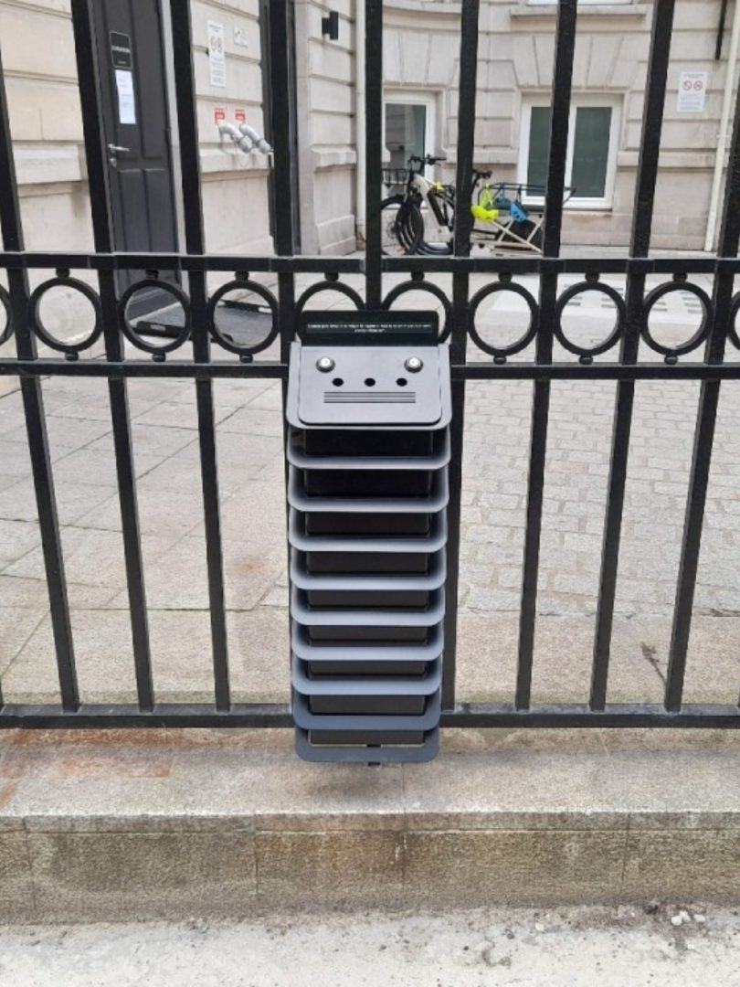 Photo d'un Cy-Clopeur mural accroché sur un portail