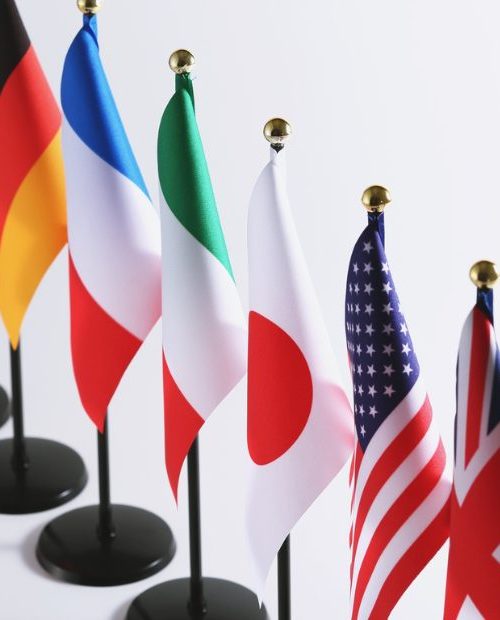 Image de multiples drapeaux de différents pays posés sur une table