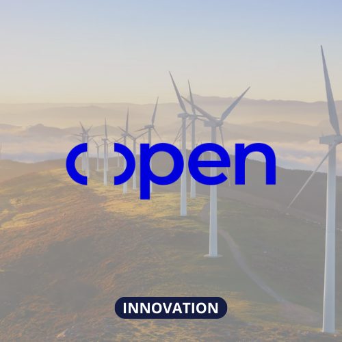 Image de plusieurs éoliennes avec le logo d'Open au premier plan