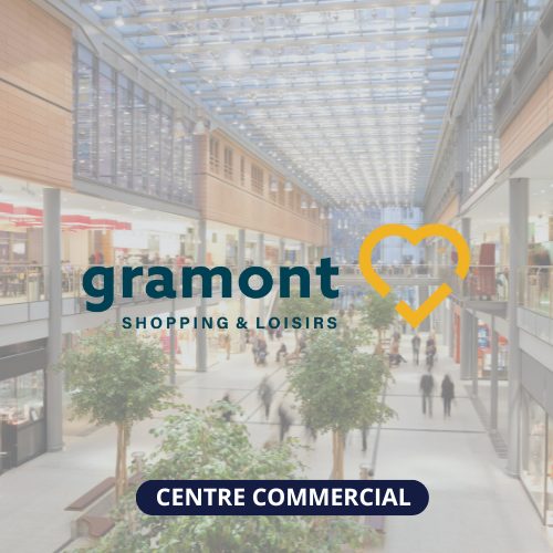 Image d'un centre commercial avec au premier plan le logo gramont shopping & loisirs