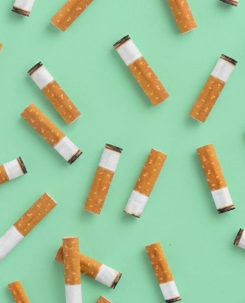 Image avec plein de cigarettes sur un fond vert