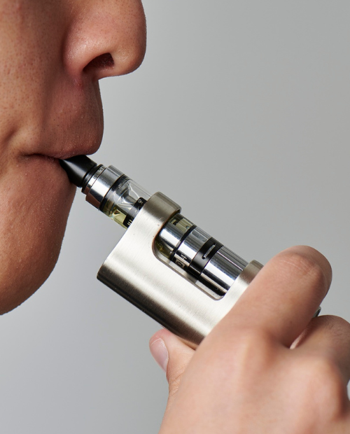 Image d'une personne qui vapote